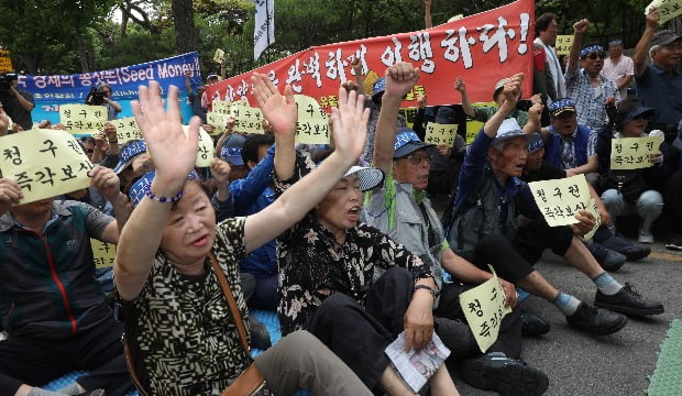 일제강제징용 피해자 유가족들이 청와대 인근에서 한일청구권 자금 환수 등을 요구하는 집회를 하고 있다.(사진=연합뉴스)