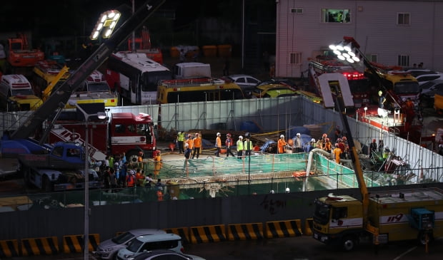  31일 갑작스런 폭우로 작업자들이 고립된 서울 양천구 목동 빗물 펌프장에서 구조대원들이 야간 수색작업을 벌이고 있다./사진=연합뉴스
