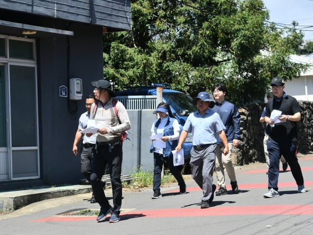 1일 오후 제주 서귀포시 성산읍의 한 마을에서 제주도교육청 직원들이 실종 고교생을 찾기 위해 주변을 살피고 있다. /사진=제주도교육청