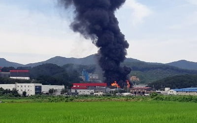 [종합]안성 종이상자 제조공장서 큰불…소방관 1명 순직