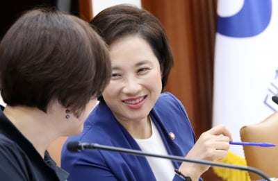 개각 제외된 유은혜, 교육부 직원 독려 나섰다