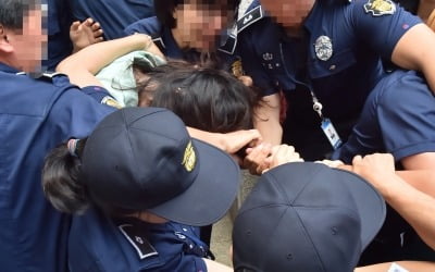 '고개 푹' 고유정, 첫 재판 뒤 머리채 잡혀…"성욕이 낳은 비극"vs"넘지 말아야 할 선 넘어" 팽팽