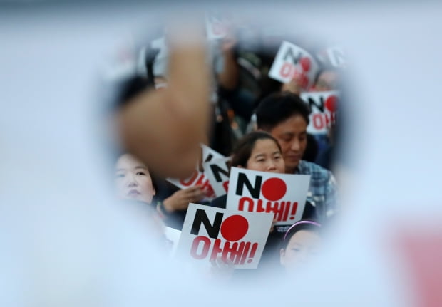 국민주권실현 적폐청산 대전운동본부는 14일 오후 대전시 서구 둔산동 갤러리아백화점 타임월드점 앞에서 일본 정부의 역사 왜곡과 경제보복을 규탄하는 촛불집회를 열고 구호를 외치고 있다. /사진=연합뉴스