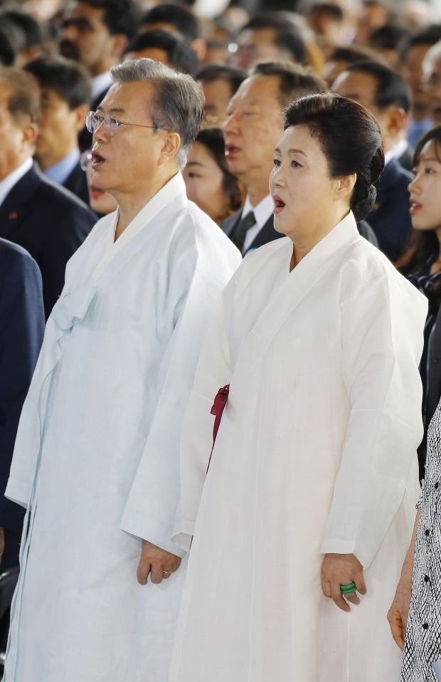 문재인 대통령과 김정숙 여사가 15일 오전 천안 독립기념관 겨레의 집에서 열린 제74주년 광복절 경축식에서 애국가를 부르고 있다. 사진=연합뉴스