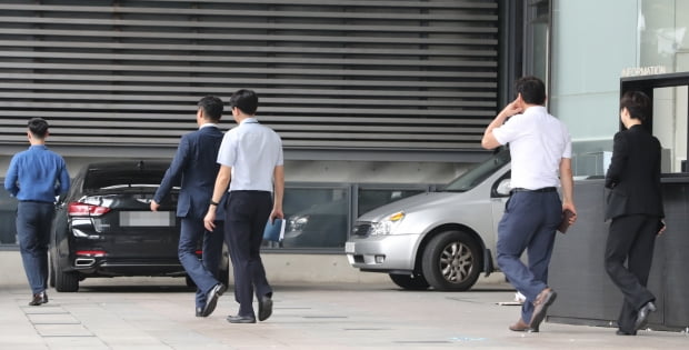YG엔터테인먼트 사옥에서 나오는 경찰 (사진=연합뉴스)