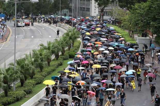 지난 17일 오후(현지시간) 홍콩 카오룽반도 훙홈만 인근 거리에서 '범죄인 인도 법안'(송환법)에 반대하는 시민들이 중국의 무력진압 움직임을 규탄하며 행진을 하고 있다. 18일 오후에도 대규모 시위가 열릴 예정이다.(사진=연합뉴스)