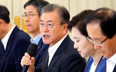 한국당 "조국 촛불집회 전날에 문 대통령과 국립대 총장 만남 부적절"