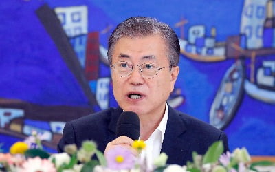 文 대통령 지지율, 2%P 내린 45%…긍·부정평가 역전