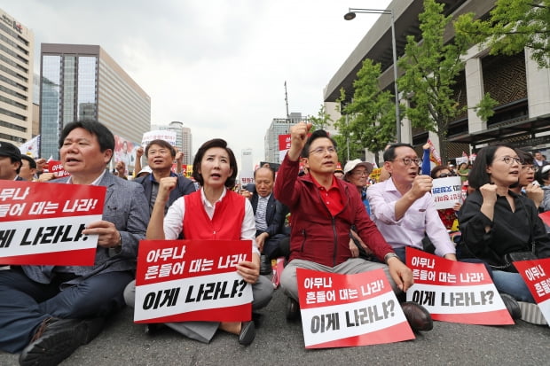  자유한국당 황교안 대표(가운데), 나경원 원내대표(왼쪽 두번째)를 비롯한 당원들이 24일 오후 서울 종로구 세종문화회관 앞에서 열린 '<살리자 대한민국!> 文정권 규탄 광화문 집회'에서 구호를 외치고 있다. /사진=연합뉴스