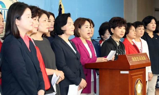 조국 '여성비하발언' 규탄하는 한국당 여성의원들 (사진=연합뉴스)