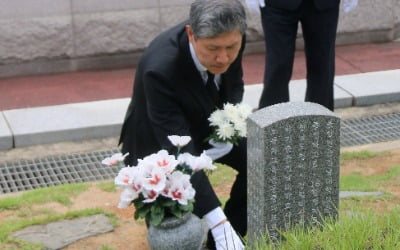 노태우 전 대통령 아들, 아버지 대신 5·18 묘지 찾아 "진심으로 사죄"