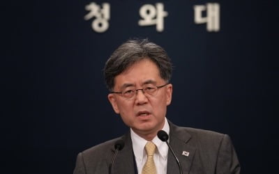 靑 "日, 백색국가 제외 강한 유감…역사 바꿔쓰고 있는 건 일본"