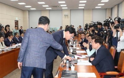 정개특위, 선거제 개혁안 의결…한국당 "날치기" 강력 반발