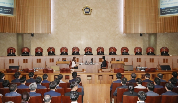 29일 오후 서울 서초구 대법원에서 열린 박근혜 전 대통령, '비선 실세' 최순실, 이재용 삼성전자 부회장이 연루된 '국정농단' 사건 상고심에서 김명수 대법원장이 선고를 시작하고 있다.(사진=연합뉴스)