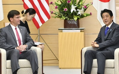 日 아베 총리 만난 美국방 "中, 국제규칙 위협" 주장