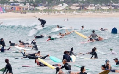 말복 앞두고 전국 찜통더위로 '헉헉'…피서지마다 인산인해