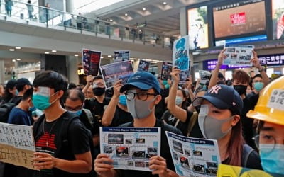 시위대 점거 홍콩 국제공항 "내일 오전 6시부터 운항 재개 계획"