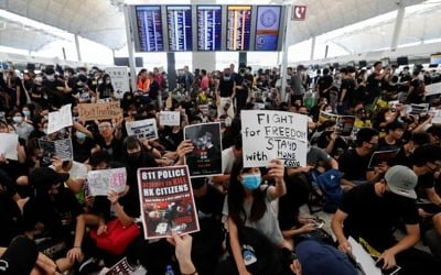 경찰 고무탄에 시위 여성 실명…분노한 시위대 홍콩공항 점령