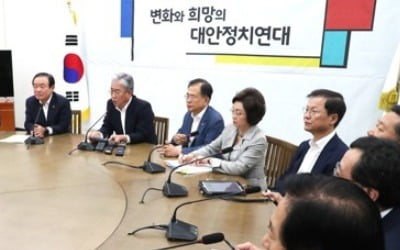 '두 쪽' 평화당, 첫날부터 기싸움 팽팽…중립파 3인 거취 '촉각'