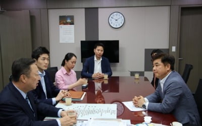 박용만 회장 14번째 국회방문…"1년째 젊은 사업가 희망고문"