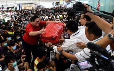 홍콩공항 '아수라장'…서울 가려던 한국인 여행객 발묶여 '동동'