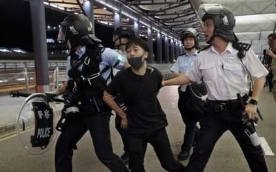 홍콩공항 밤샘 시위 후 운영재개…항공 스케줄 전면 재조정