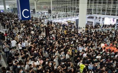 홍콩 공항 "업무 방해하는 시위대 제지 명령 받아"