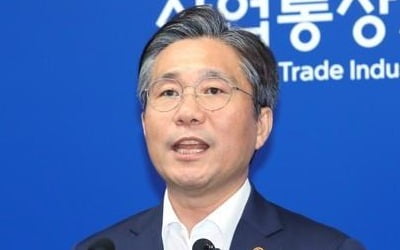 성윤모 "日 대화 의지 진정성에 의문"…SNS서 日주장 공박