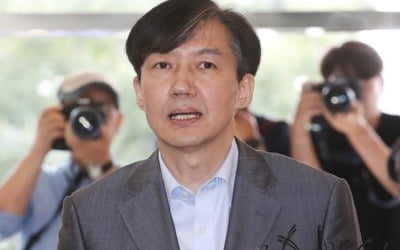 조국, 압수수색에 "수사로 의혹 밝혀지길…검찰개혁 차질 안돼"