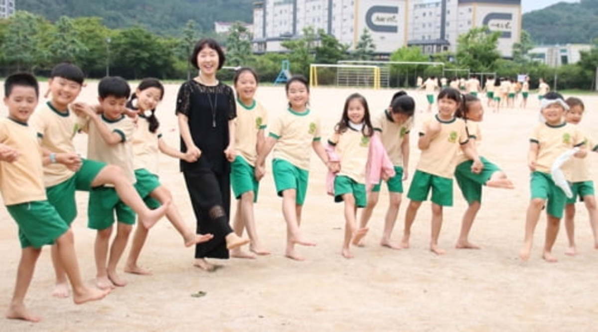 포항제철지곡초 전교생 매일 맨발걷기…건강·집중력 좋아져 | 한경닷컴