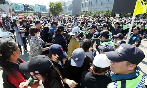  지난해 인천퀴어문화축제에서 반대 집회 측이 난입해 경찰이 막아서고 있다. 사진=연합뉴스