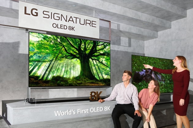 LG전자는 세계 최초 8K OLED TV인 'LG 시그니처 OLED 8K'를 이달 독일과 영국, 프랑스, 미국 등을 시작으로 10여개국에서 출시하기로 했다.