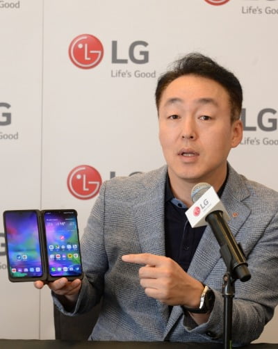 윤동한 LG전자 MC상품기획담당 상무는 6일 'LG V50S 씽큐'를 LG전자의 하반기 '조커'라고 소개했다.(사진=LG전자)