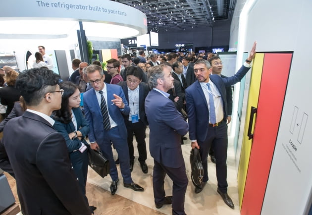 6일(현지시간) 독일 베를린에서 열린 가전전시회 'IFA 2019'에서 관람객들이 삼성전자의 맞춤형 냉장고 '비스포크'를 살펴보고 있다.(사진=삼성전자)