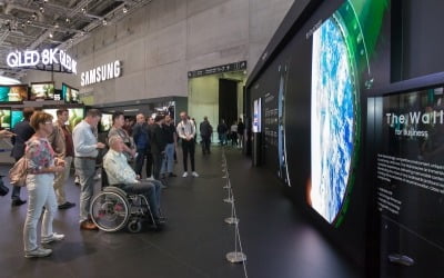 [IFA 2019] 삼성전자 '더 월 프로페셔널' 앞에 모인 관람객들