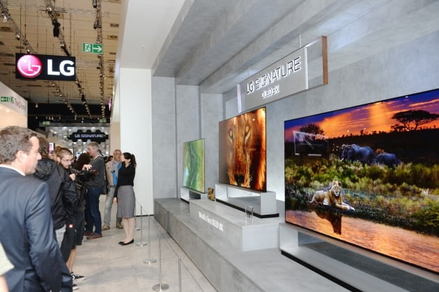 국제가전전시회 'IFA 2019'의 LG전자 전시관을 찾은 관람객들이 'LG 시그니처 올레드 8K TV'를 살펴보고 있다.(사진=LG전자)