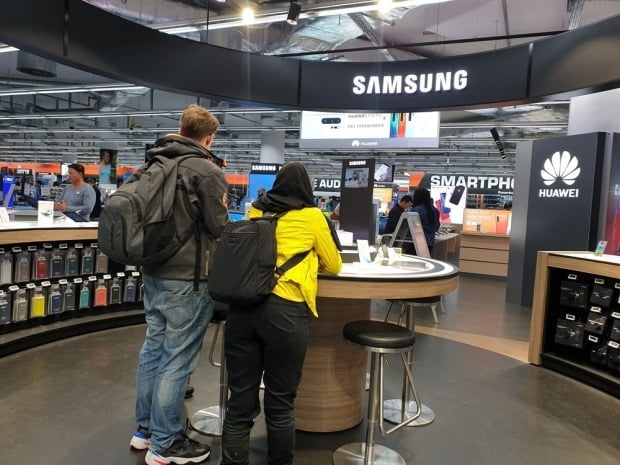 독일 베를린의 대표 가전매장 자툰에 삼성전자의 갤럭시폴드가 전시됐다. 매장을 찾은 고객들이 갤폴드를 살펴보고 있다. (사진=김은지 한경닷컴 기자)