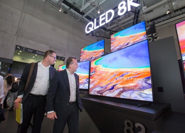 'IFA 2019' 삼성전자 전시관을 찾은 관람객들이 'QLED 8K TV'를 살펴보고 있다. / 사진=삼성전자 제공
