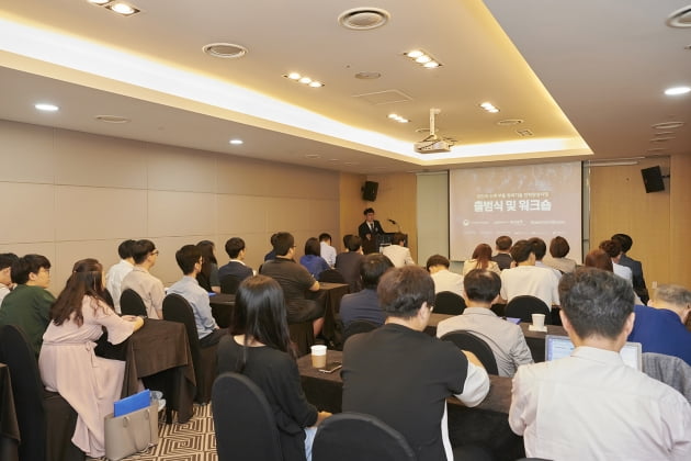 김기현 한국산기대 교수가 지난 27일 경기 시흥에 있는 본교에서 열린 ‘반도체 소재·부품·장비 기술 전문인력양성 사업’ 출범식에서 교육과정에 대해 설명하고 있다. 한국산기대 제공