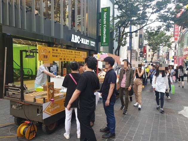 18일 오후 명동 길거리 음식점인 '벌꿀 아이스크림 붕어빵' 가게에 중국인들이 몰리고 있다. 최근 명동 길거리 음식은 중국인 관광객들에게 높은 인기를 얻고 있다. (사진 = 조준혁 인턴기자)