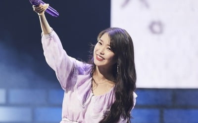 아이유, 팬미팅 '지금에 대하여' 성료…깜짝 1억 기부·콘서트 소식 전해