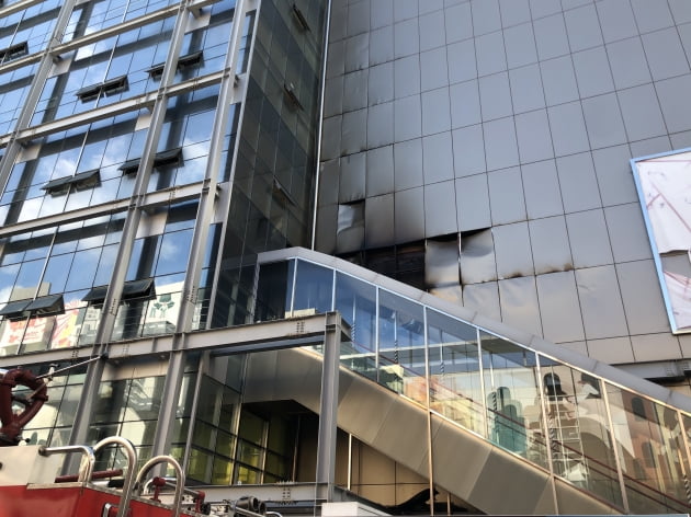 지난 22일 서울 중구 제일평화시장에 화재가 발생했다. 현재 화재 처리가 완료됐지만 건물 내 진입은 불가능한 상태다. (사진 = 김민지 인턴기자)