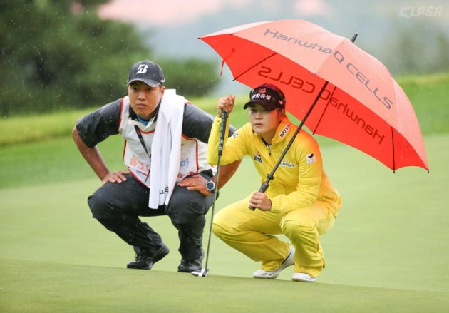 [포토] 캐디와 함께 그린 살피는 김지현