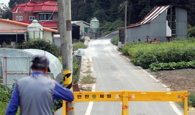 인천 강화군 한 양돈농장에서 국내 다섯 번째로 아프리카돼지열병(ASF)이 확진돼 방역당국에 비상이 걸린 25일 오전 ASF 의심 신고가 접수된 인천시 강화군 불은면 한 양돈농장 입구에 외부인 출입을 막는 바리케이드가 설치돼 있다. [사진=연합뉴스]