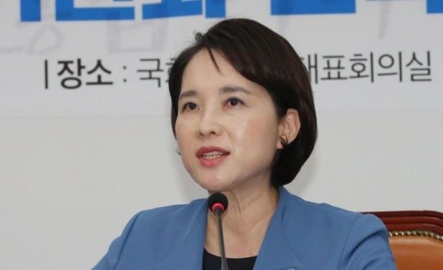 유은혜 사회부총리 겸 교육부 장관이 26일 오전 국회에서 열린 더불어민주당 교육공정성강화특별위원회-교육부 연석회의에서 인사말을 하고 있다. [사진=연합뉴스]