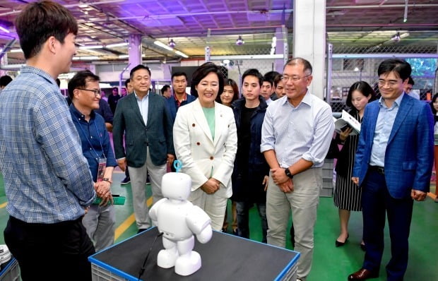 박영선 중소벤처기업부 장관과 정의선 현대차 수석부회장이 제로원데이 2019에 참석해 전시된 로봇을 살펴보고 있다. 사진=현대자동차