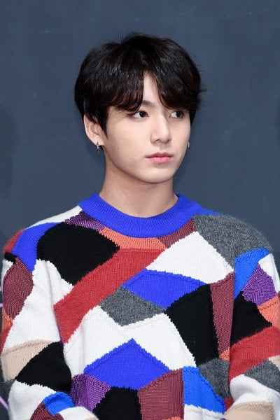 정국 열애설 타투이스트 A 씨 "정국과 연인 관계 아닙니다" [전문]