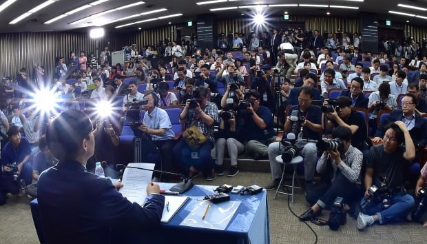 조국 법무부 장관 후보자가 2일 오후 서울 여의도 국회에서 열린 기자간담회에 참석해 딸의 서울대 환경대학원 800여만원 장학금 수령에 대해 