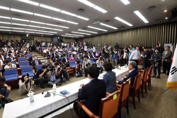 나경원 자유한국당 원내대표가 3일 '조국 법무부 장관 후보자의 의 거짓과 선동’ 대국민 고발 언론간담회에 참석해 모두발언을 하고 있다. / 최혁 한경닷컴 기자 chokob@hankyung.com