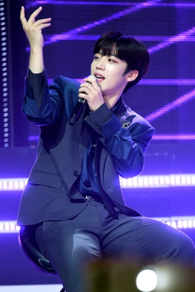 [포토] 엑스원 김요한, '의자에 앉아서도 멋지게~'